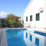 Дом отдыха Luxury House With Pool