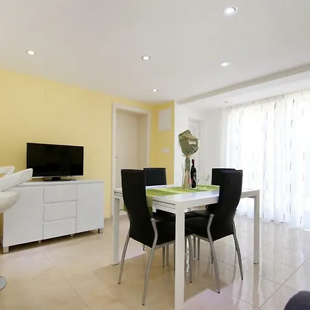 Luxury House With Pool Casa vacanze Traù