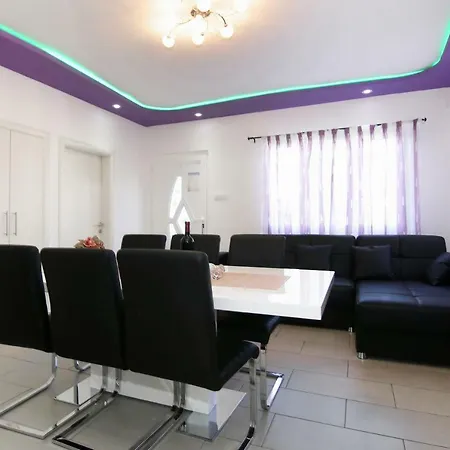 Nyaraló Luxury House With Pool