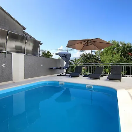 Будинок відпочинку Luxury House With Pool Трогір